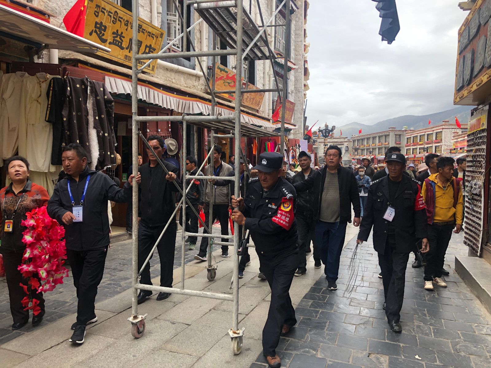 yj0909p03城关区冲赛康社区居委会工作人员正在辖区作业。.jpg yj0909p03城关区冲赛康社区居委会工作人员正在辖区作业。.jpg