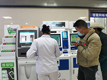 自治区人民医院医护工作者正在使用自助查询机。赵梦茹摄影.jpg 自治区人民医院医护工作者正在使用自助查询机。赵梦茹摄影.jpg