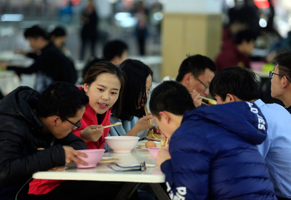 不论是工作还是生活,曲拥措姆始终以一名姐姐的身份与大家相处。-(2).jpg 不论是工作还是生活,曲拥措姆始终以一名姐姐的身份与大家相处。-(2).jpg