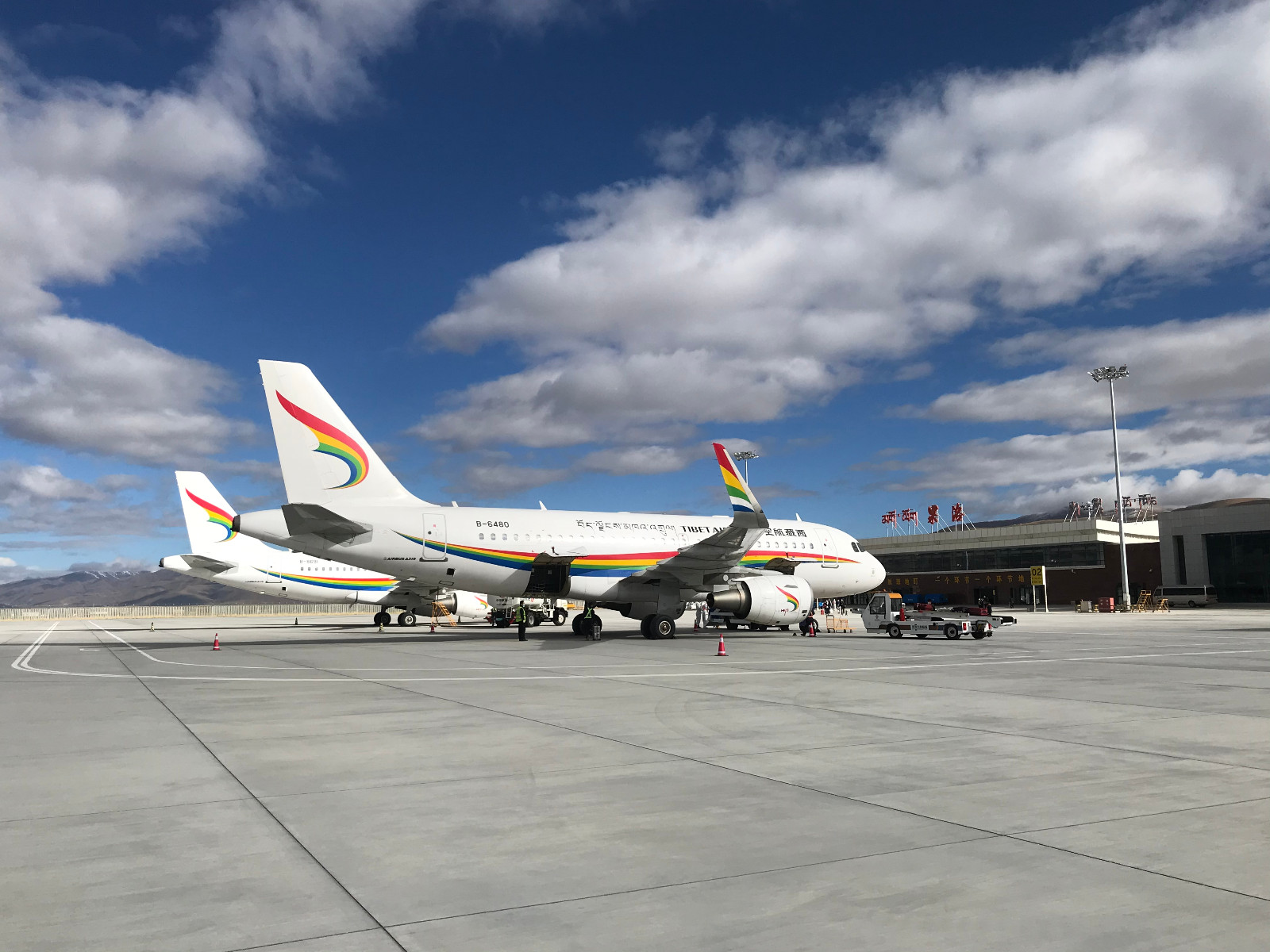 西藏航空飞机停靠在果洛机场.jpg