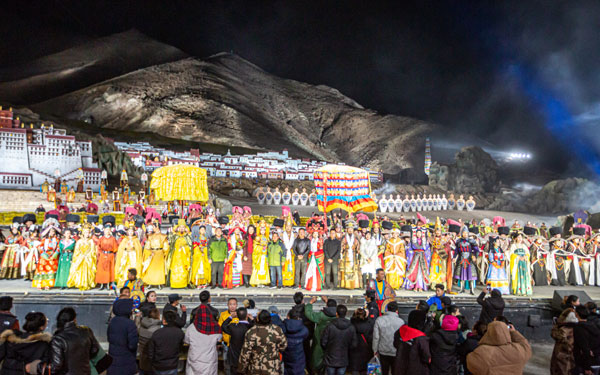 “文成”、“金城”双剧演员同台谢幕.jpg “文成”、“金城”双剧演员同台谢幕.jpg