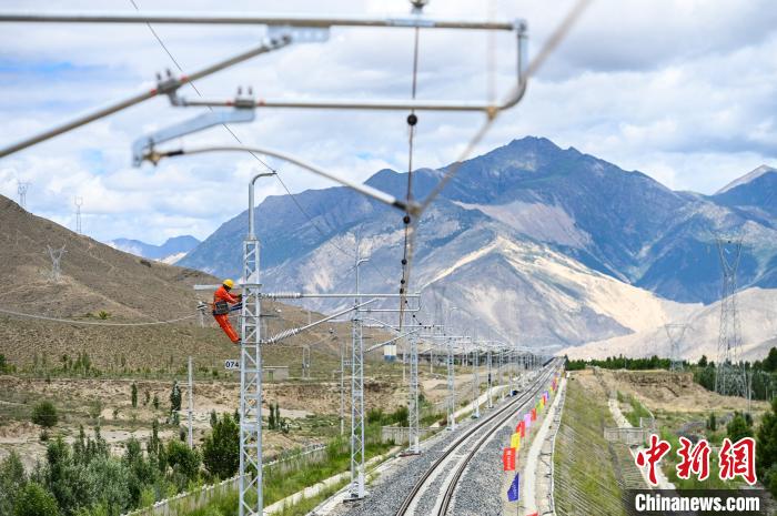 7月6日，中国中铁电气化局施工人员对拉林铁路接触网专业首件工程进行复检。　何蓬磊 摄