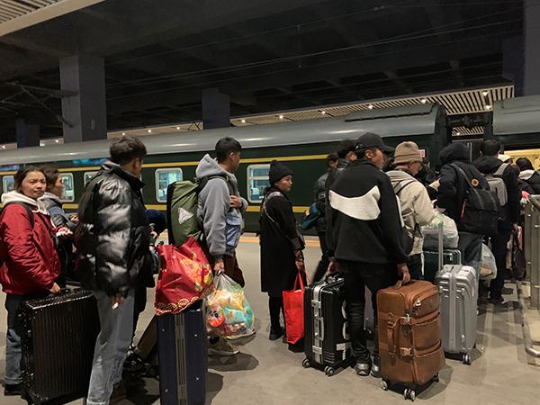 新春走基层｜春运天路之旅：沪萨列车Z164上的47小时