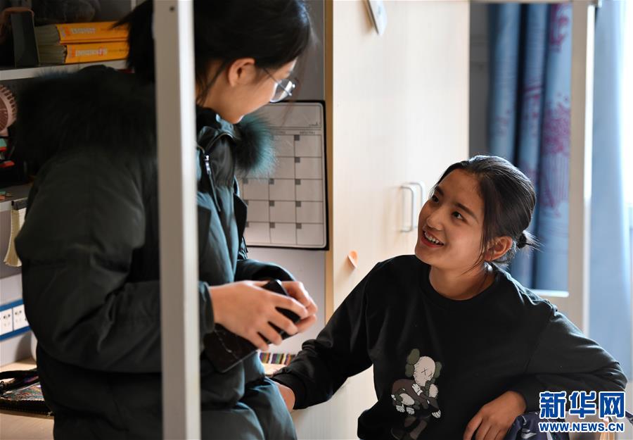 (体育·图片故事)(6)女孩踢男足!藏族姑娘在天津接续足球情