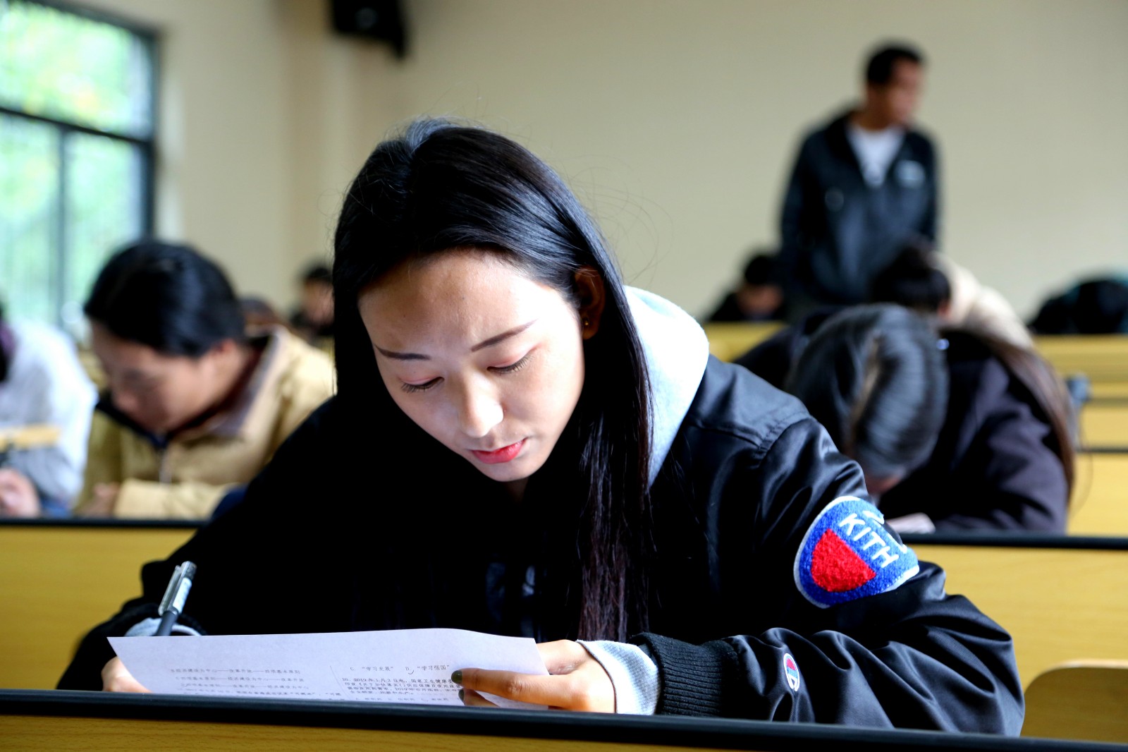 图为高校毕业生正在参加笔试.jpg 图为高校毕业生正在参加笔试.jpg