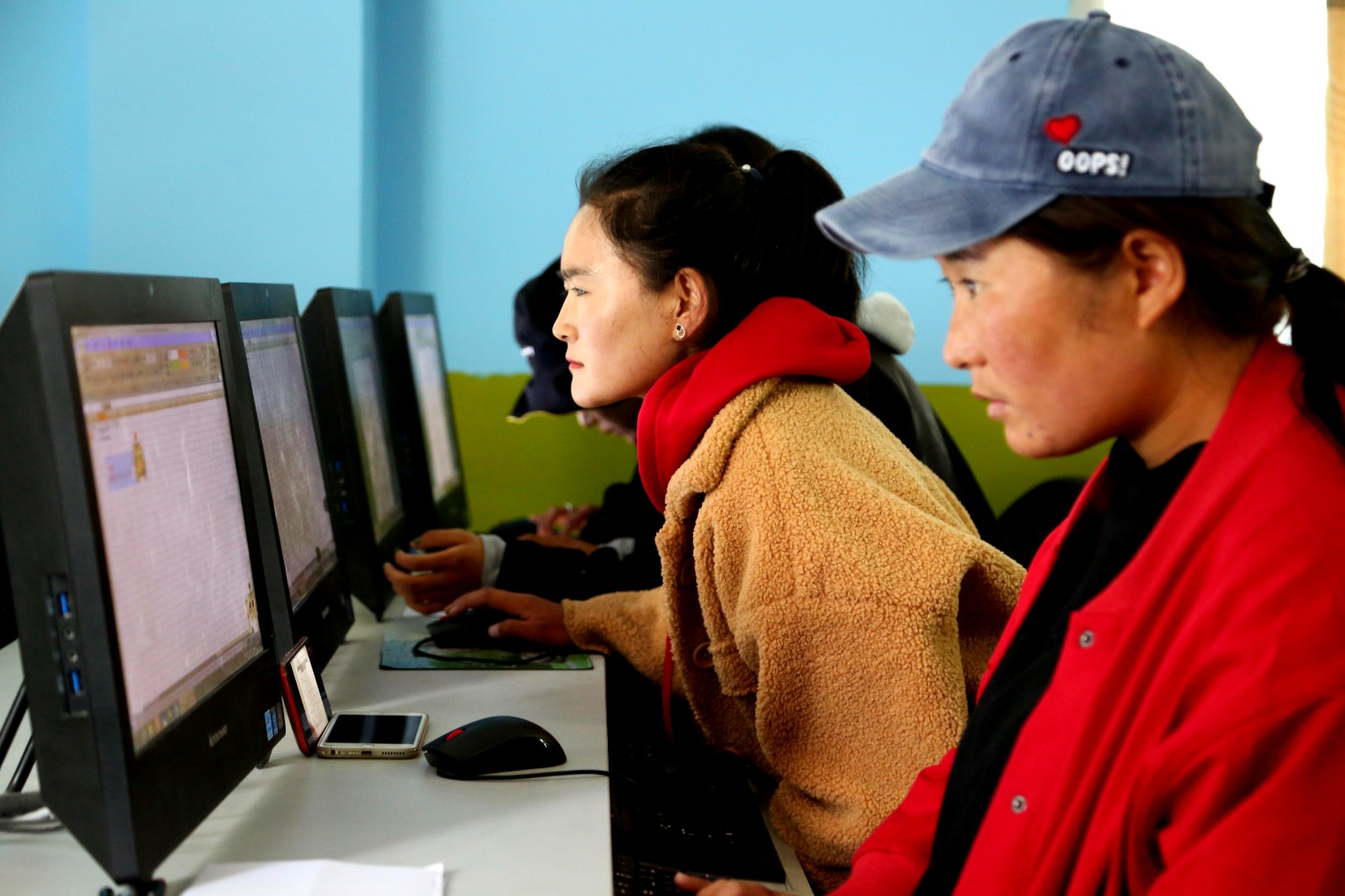 图为应届毕业生正在参加计算机基础知识考试1.jpg 图为应届毕业生正在参加计算机基础知识考试1.jpg