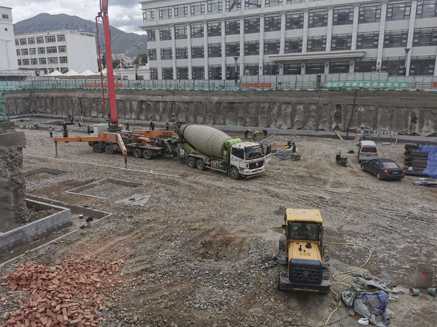 宇拓路17号地下加建项目的施工现场。娄梦琳拍摄 (4)_副本.jpg