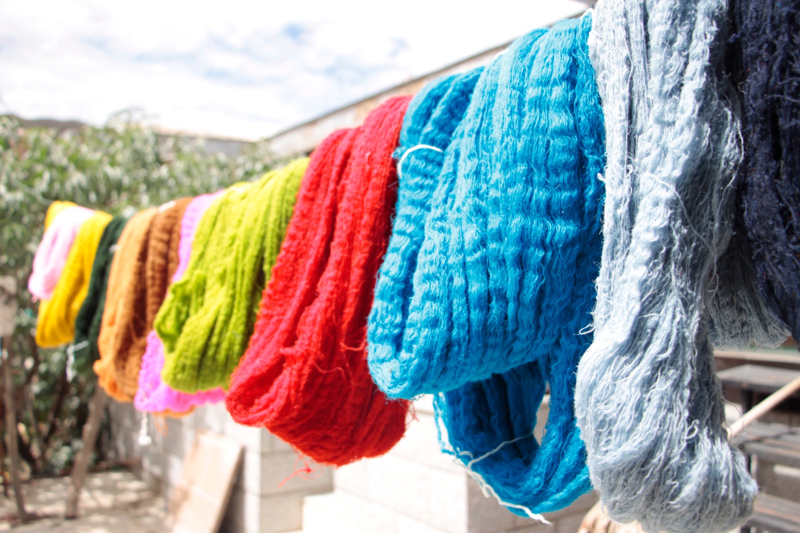对染过色的毛线进行晾晒.jpg 对染过色的毛线进行晾晒.jpg