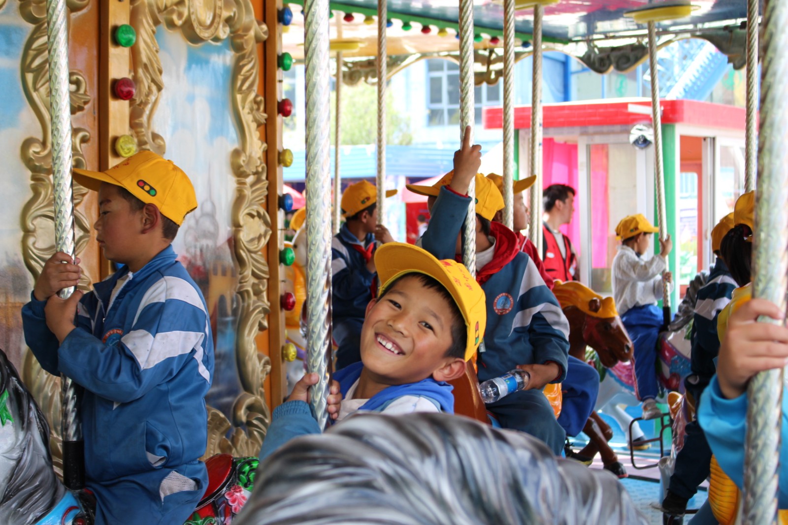 yj0917p06来自拉萨各县区,建档立卡、异地搬迁和农村留守儿童在拉萨城区参观游玩,体验城市生活。.jpg yj0917p06来自拉萨各县区,建档立卡、异地搬迁和农村留守儿童在拉萨城区参观游玩,体验城市生活。.jpg