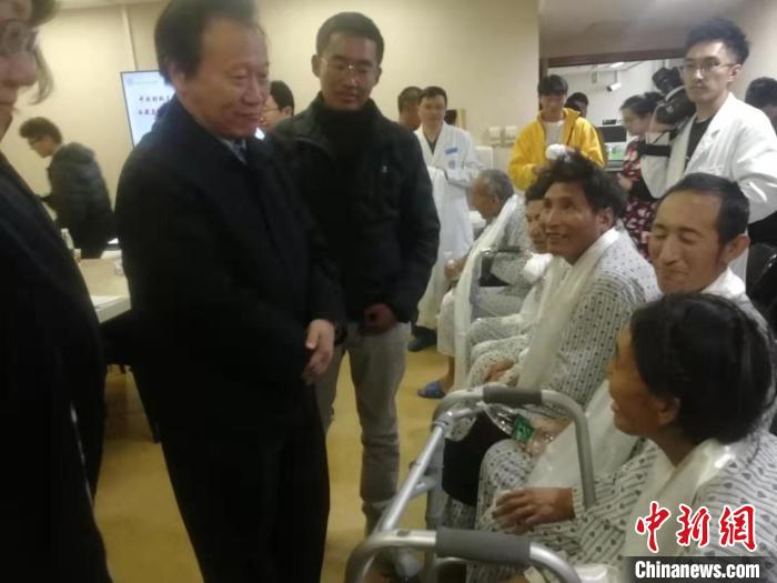 ä¸å½çå¦äººæåå±åºéä¼çäºé¿æ¹å«æ´²ä¸è¡20æ¥åå¾å京大å¦äººæ°å»é¢æ¢æå¨è¿éæ¥å大骨èç
ææ¯æ²»ççèæåèåå
¶å®¶å±ããé©¬æµ·ç æ