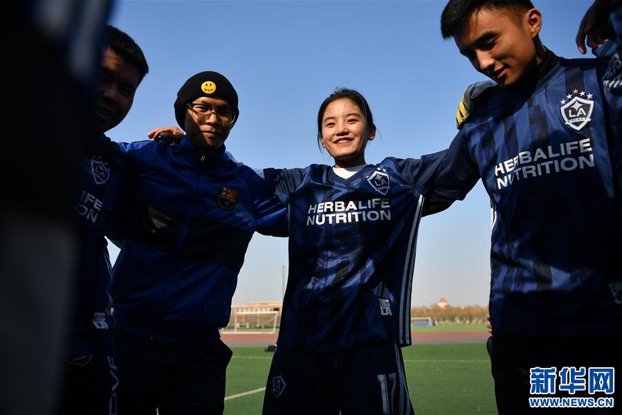 (体育·图片故事)(13)女孩踢男足!藏族姑娘在天津接续足球情
