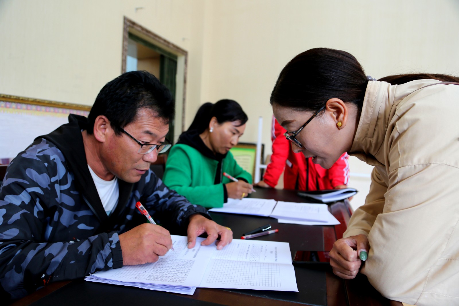 图为该县高校办负责人正在开展现场改卷.jpg 图为该县高校办负责人正在开展现场改卷.jpg