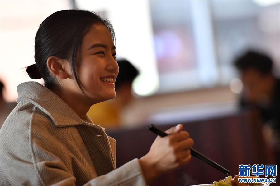 (体育·图片故事)(10)女孩踢男足!藏族姑娘在天津接续足球情