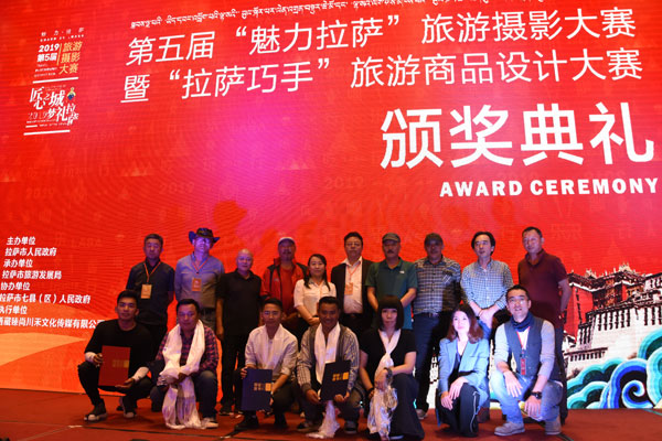 04-部分获奖选手与评委合影。.jpg 04-部分获奖选手与评委合影。.jpg