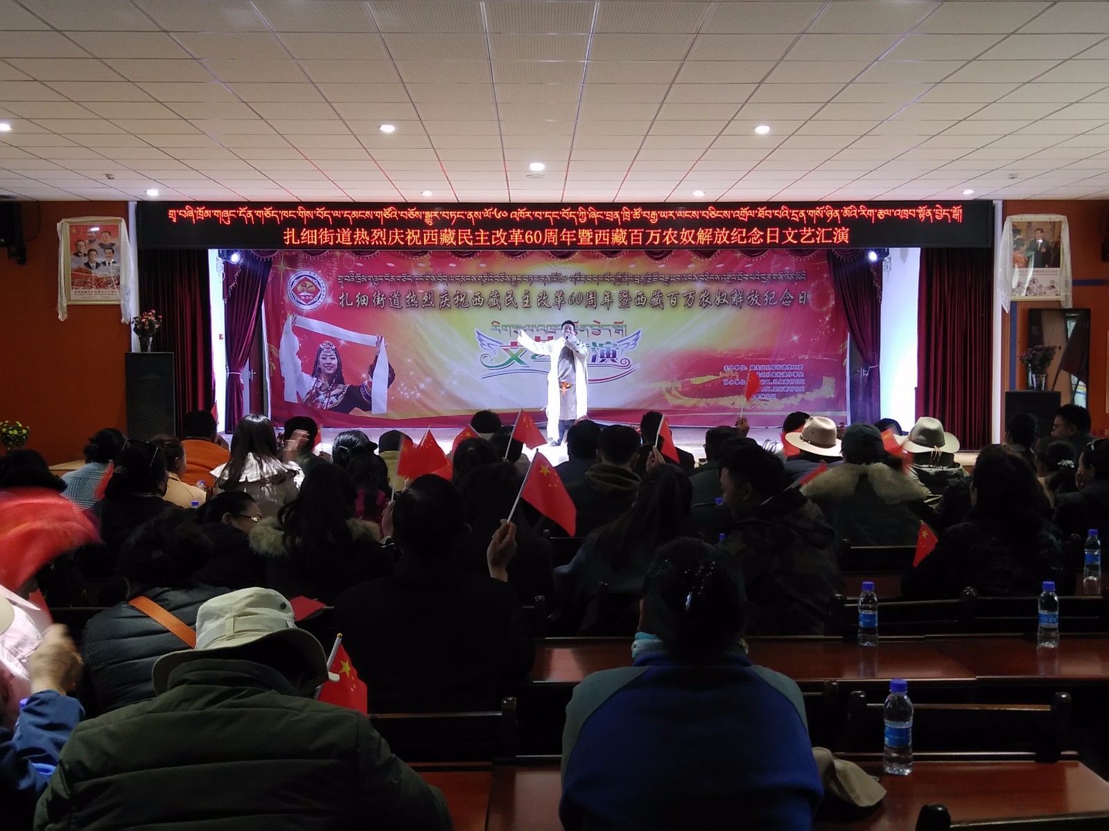 拉萨市歌舞团退休干部次仁顿珠演唱《最美的歌儿唱给妈妈》。.jpg