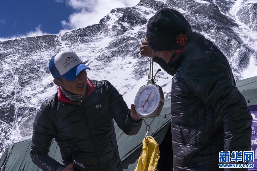 （体育·图文互动）（2）珠峰中国西藏一侧登山活动垃圾实现分类收集