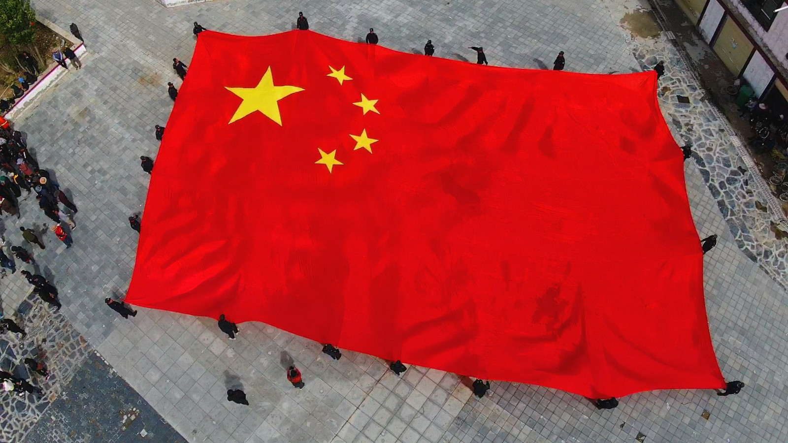 01 活动现场,高举巨幅国旗。.jpg 01 活动现场,高举巨幅国旗。.jpg