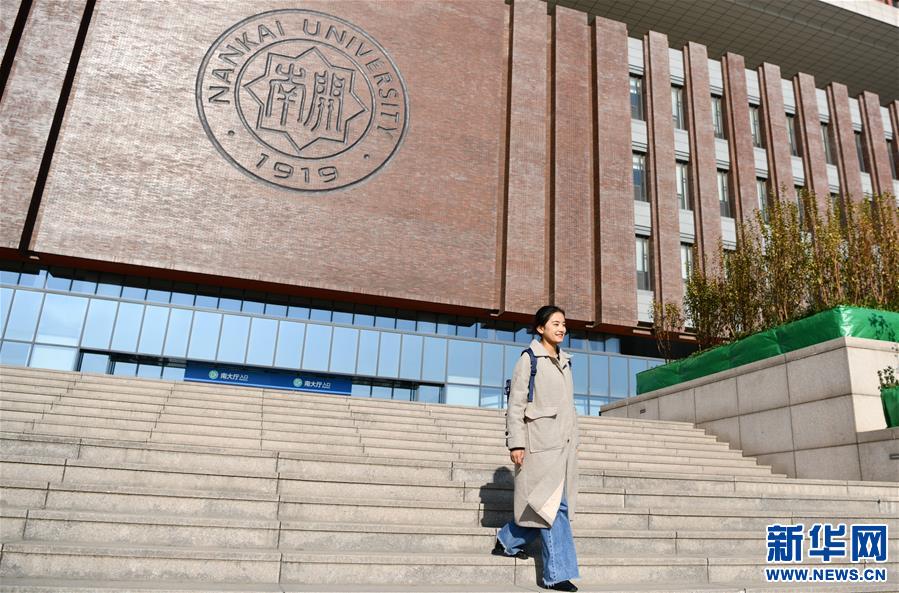 (体育·图片故事)(3)女孩踢男足!藏族姑娘在天津接续足球情