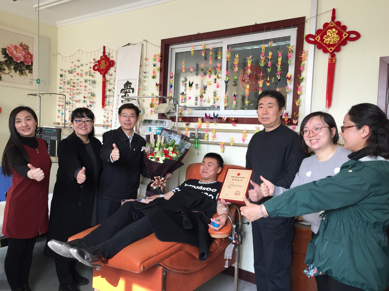 图5：中国造血干细胞捐献者资料库领导为阿樊颁发荣誉证书并“点赞”.jpg