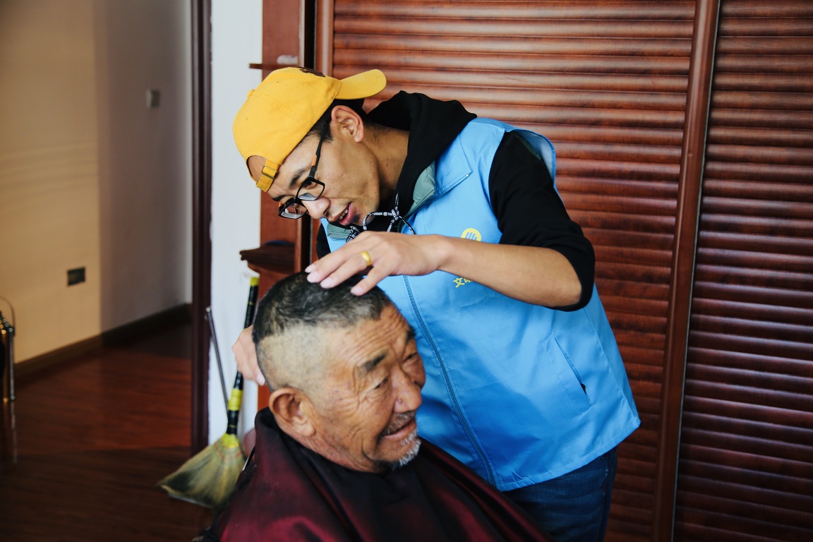 图为琼结县宣传党支部全体党员在特困人员集中供养服务中心开展志愿服务活动 (2).jpg 图为琼结县宣传党支部全体党员在特困人员集中供养服务中心开展志愿服务活动 (2).jpg