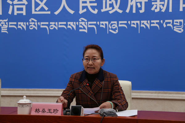 图为新闻发言人: 自治区卫生健康委党组副书记、主任 格桑玉珍.jpg 图为新闻发言人: 自治区卫生健康委党组副书记、主任 格桑玉珍.jpg