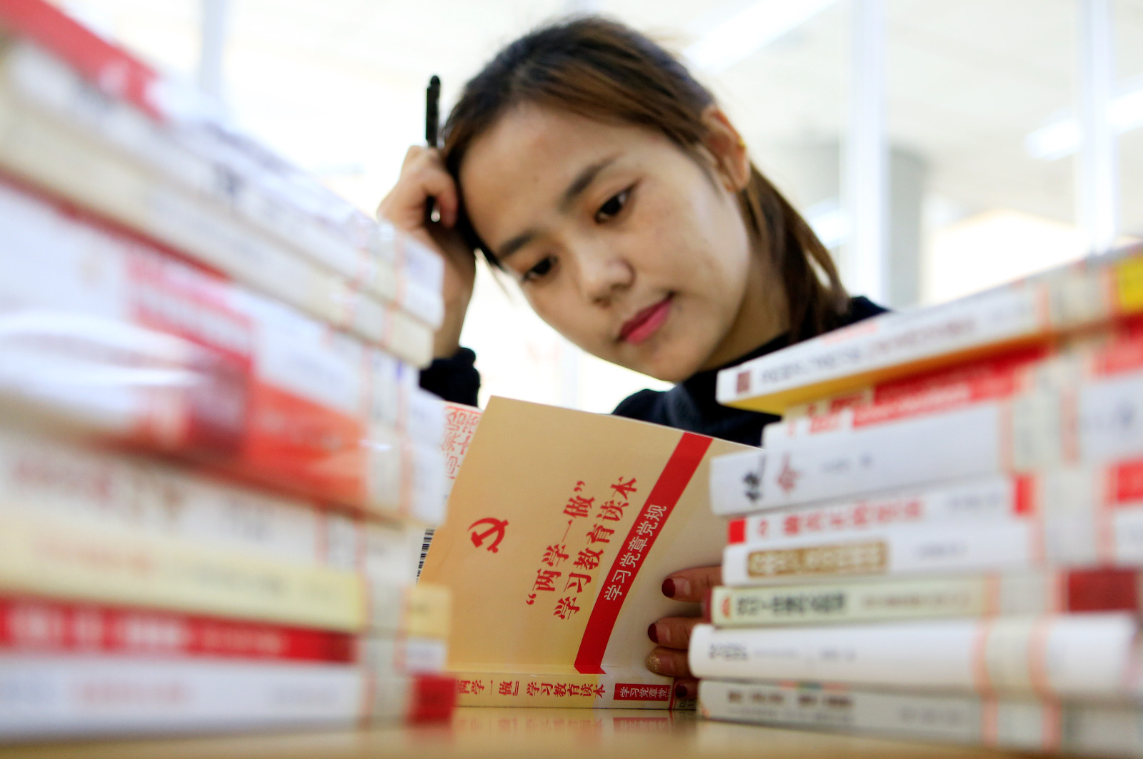 曲拥措姆不断加强政治理论学习,争做合格共产党员。 (1).JPG 曲拥措姆不断加强政治理论学习,争做合格共产党员。 (1).JPG