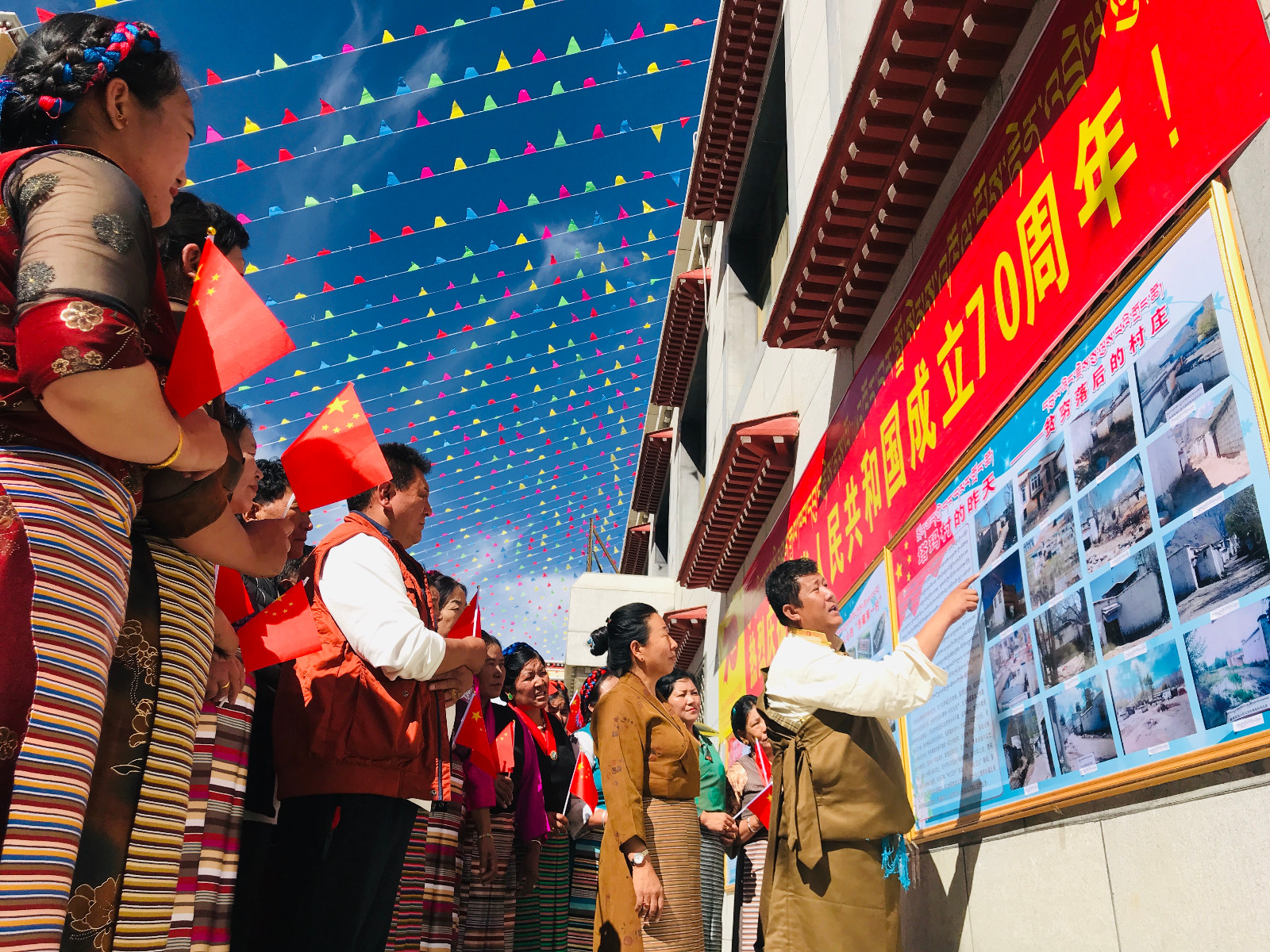 02 塔玛村党委第一书记格桑卓嘎和村党委书记平措为村民讲解“塔玛村过去、今天和明天”为主题的村史展板。.jpg 02 塔玛村党委第一书记格桑卓嘎和村党委书记平措为村民讲解“塔玛村过去、今天和明天”为主题的村史展板。.jpg