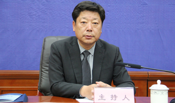主持人：区政府新闻办主任 晋美旺措.jpg