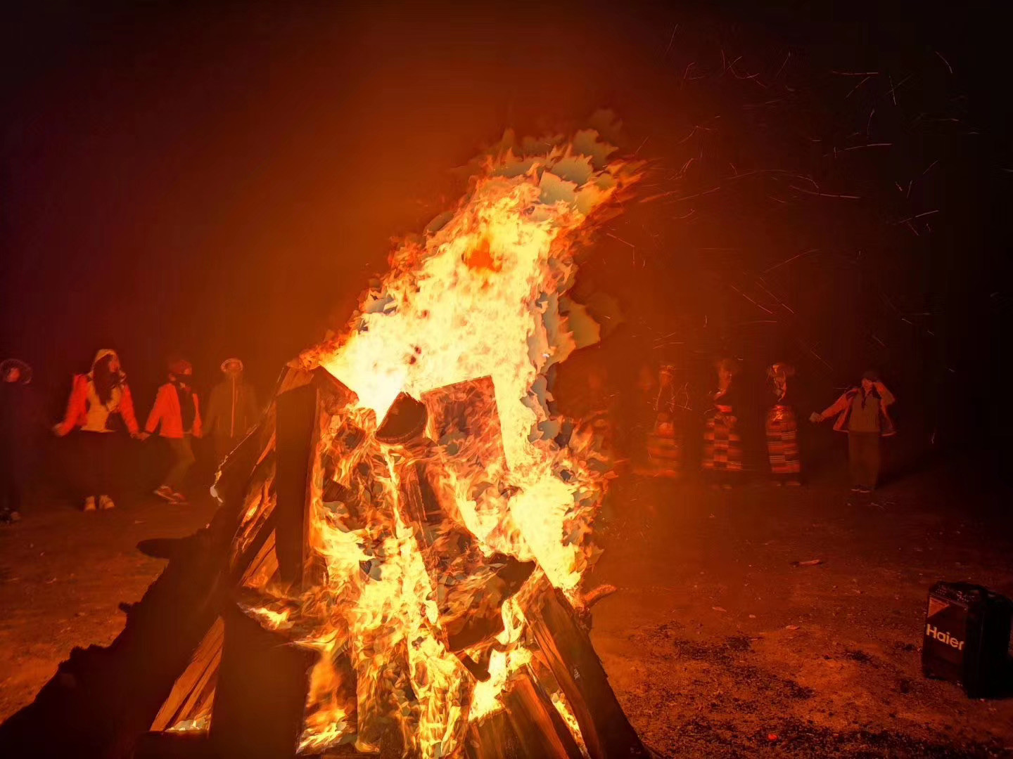 篝火晚会.jpeg 篝火晚会.jpeg