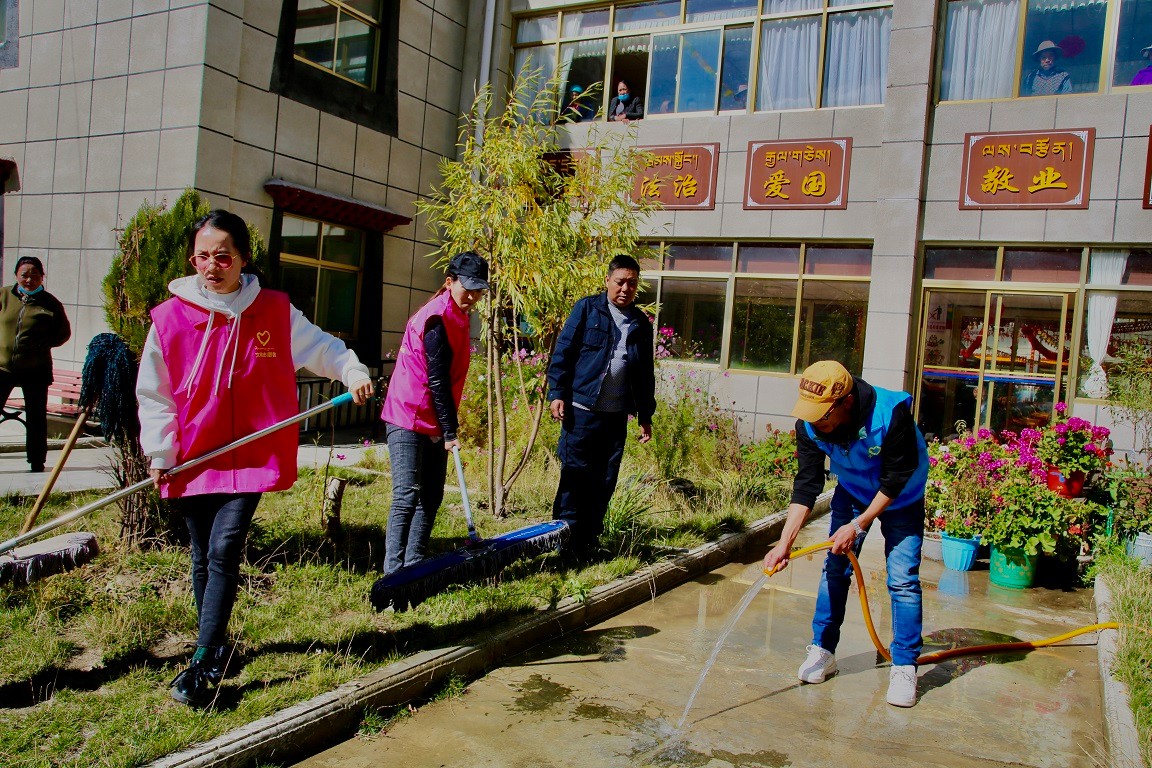 图为琼结县宣传党支部全体党员在特困人员集中供养服务中心开展志愿服务活动 (10).jpg 图为琼结县宣传党支部全体党员在特困人员集中供养服务中心开展志愿服务活动 (10).jpg