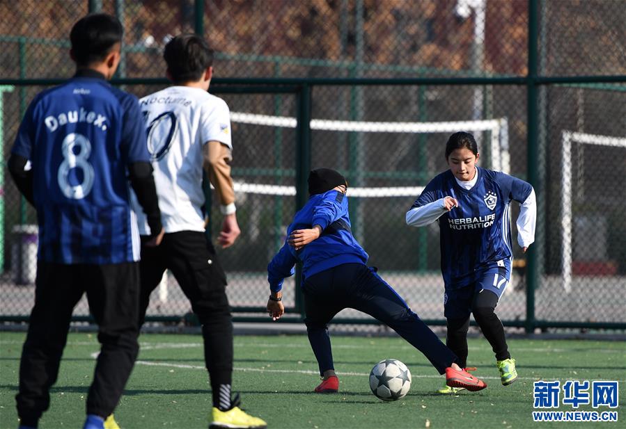 (体育·图片故事)(2)女孩踢男足!藏族姑娘在天津接续足球情