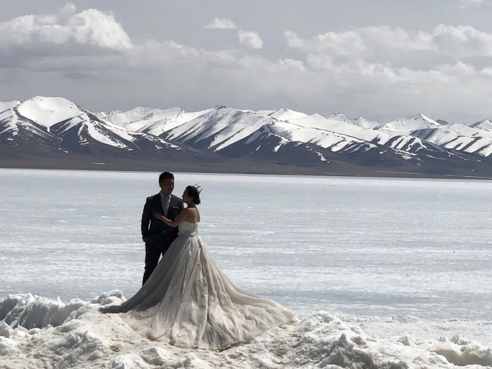 yj0504p09在纳木错边拍婚纱照的新人.jpg