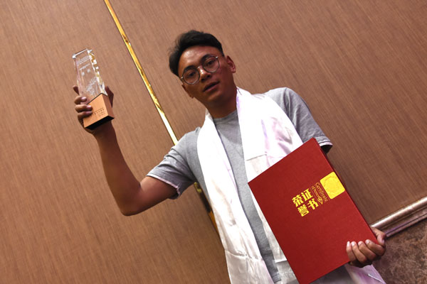 03-荣获旅游商品设计银奖的大学生创业者罗拉。.jpg 03-荣获旅游商品设计银奖的大学生创业者罗拉。.jpg