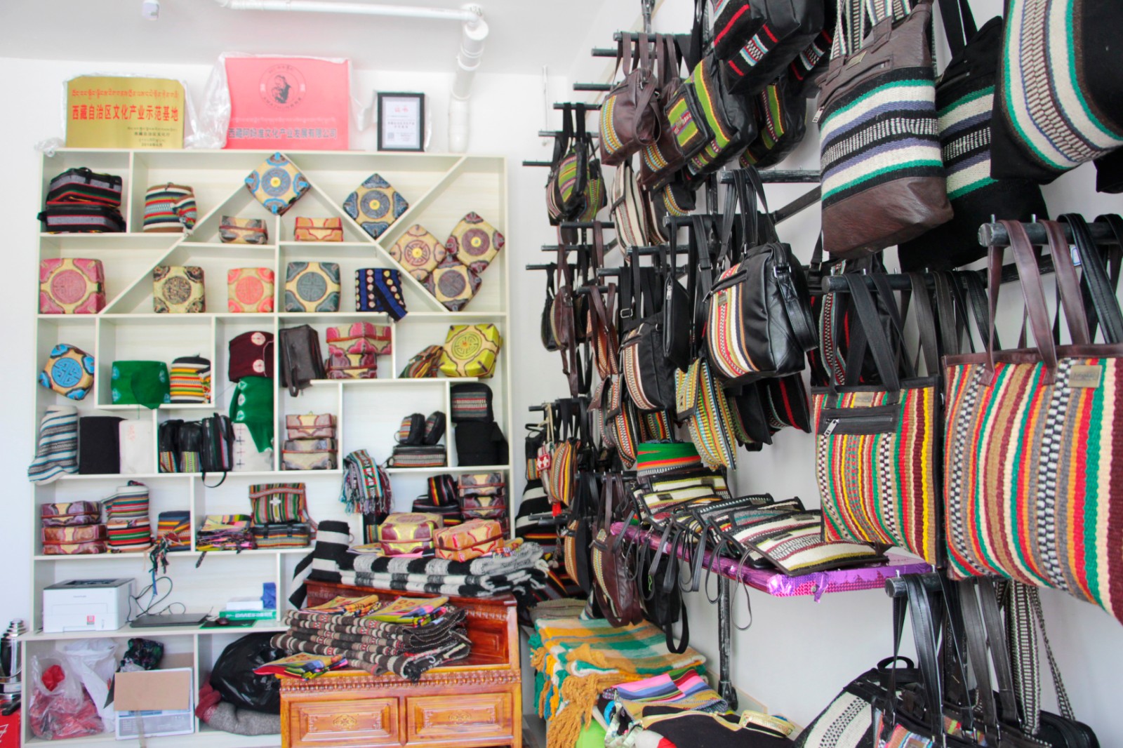 达瓦次仁和阿珍的展品店一角。.JPG 达瓦次仁和阿珍的展品店一角。.JPG