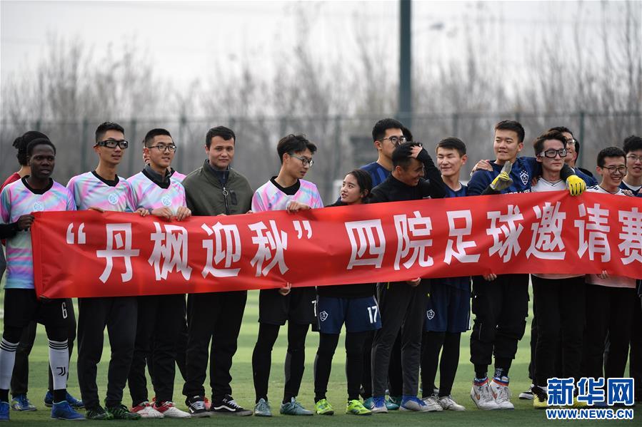 (体育·图片故事)(16)女孩踢男足!藏族姑娘在天津接续足球情