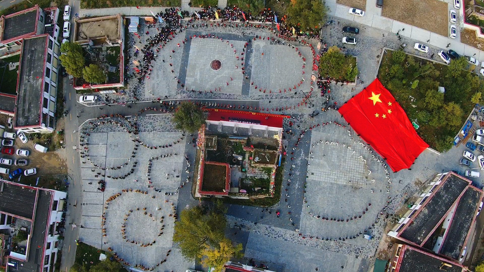 02 航拍 堆龙“千人锅庄舞”。.jpg 02 航拍 堆龙“千人锅庄舞”。.jpg