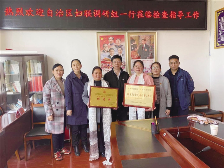 liy06383_s.jpg liy06383_s.jpg