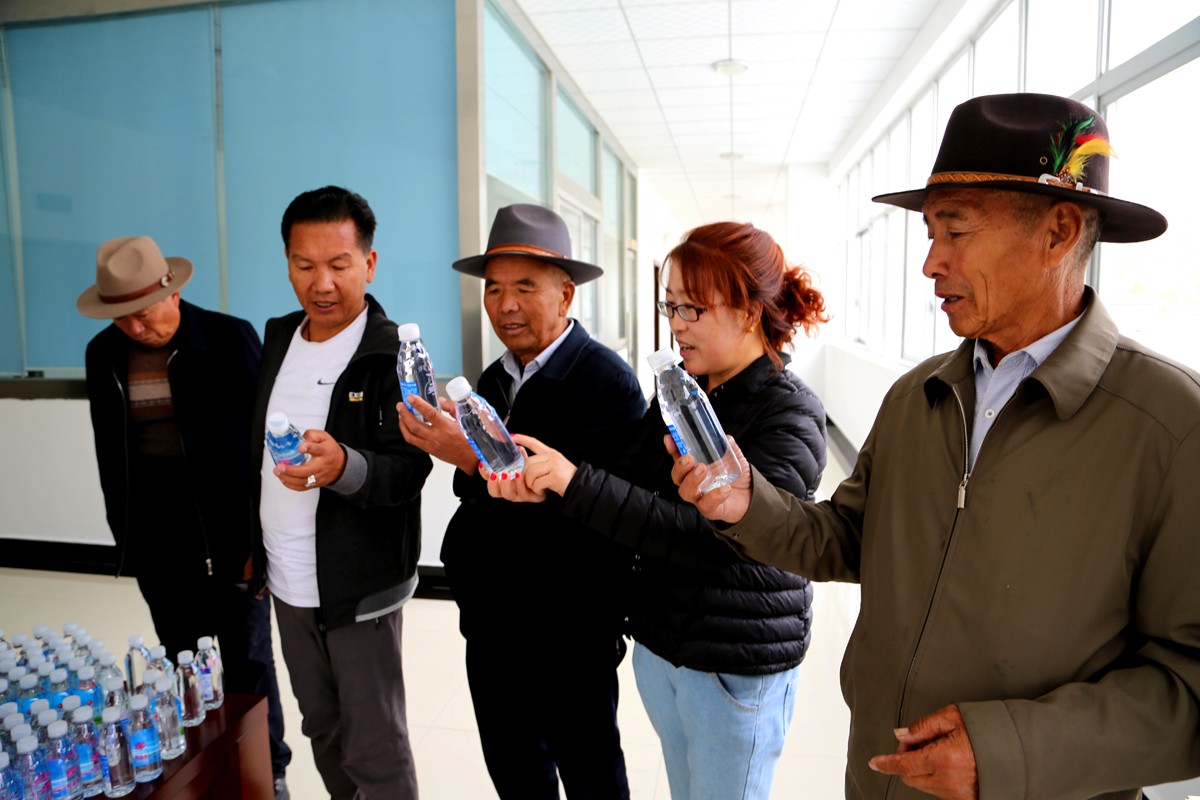 在西藏福地天然饮品有限责任公司退休干部们正在参观大包装水项目.jpg