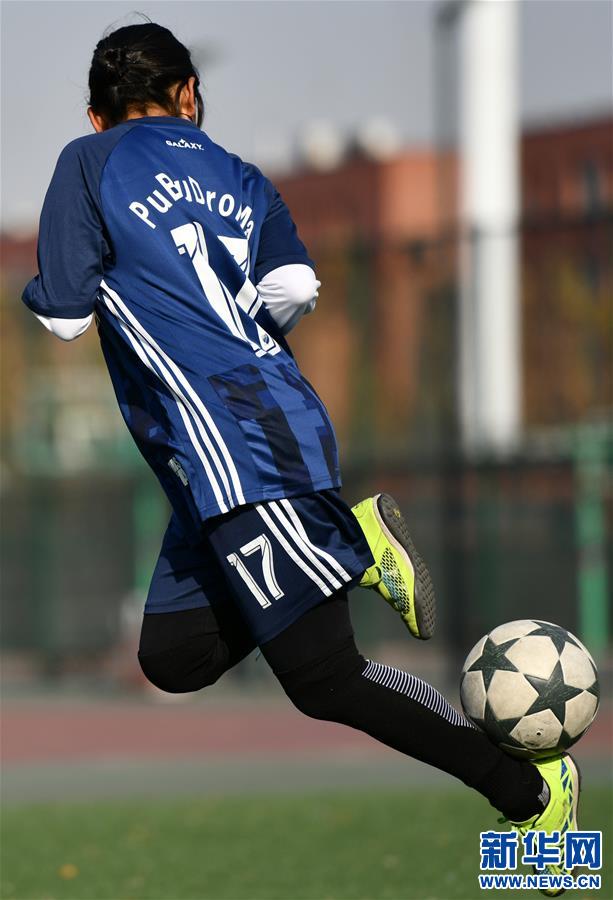 (体育·图片故事)(7)女孩踢男足!藏族姑娘在天津接续足球情