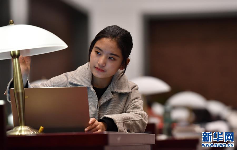 (体育·图片故事)(12)女孩踢男足!藏族姑娘在天津接续足球情