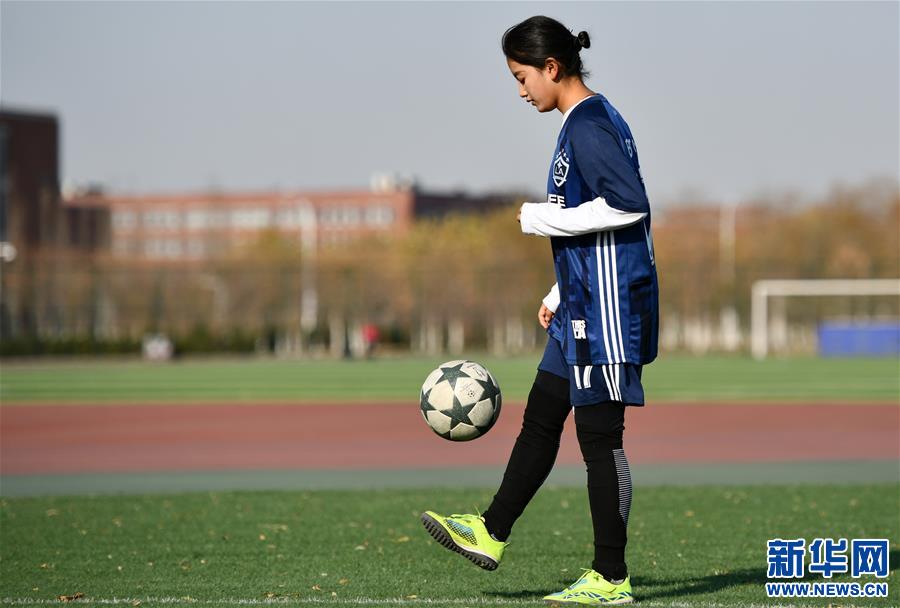(体育·图片故事)(8)女孩踢男足!藏族姑娘在天津接续足球情