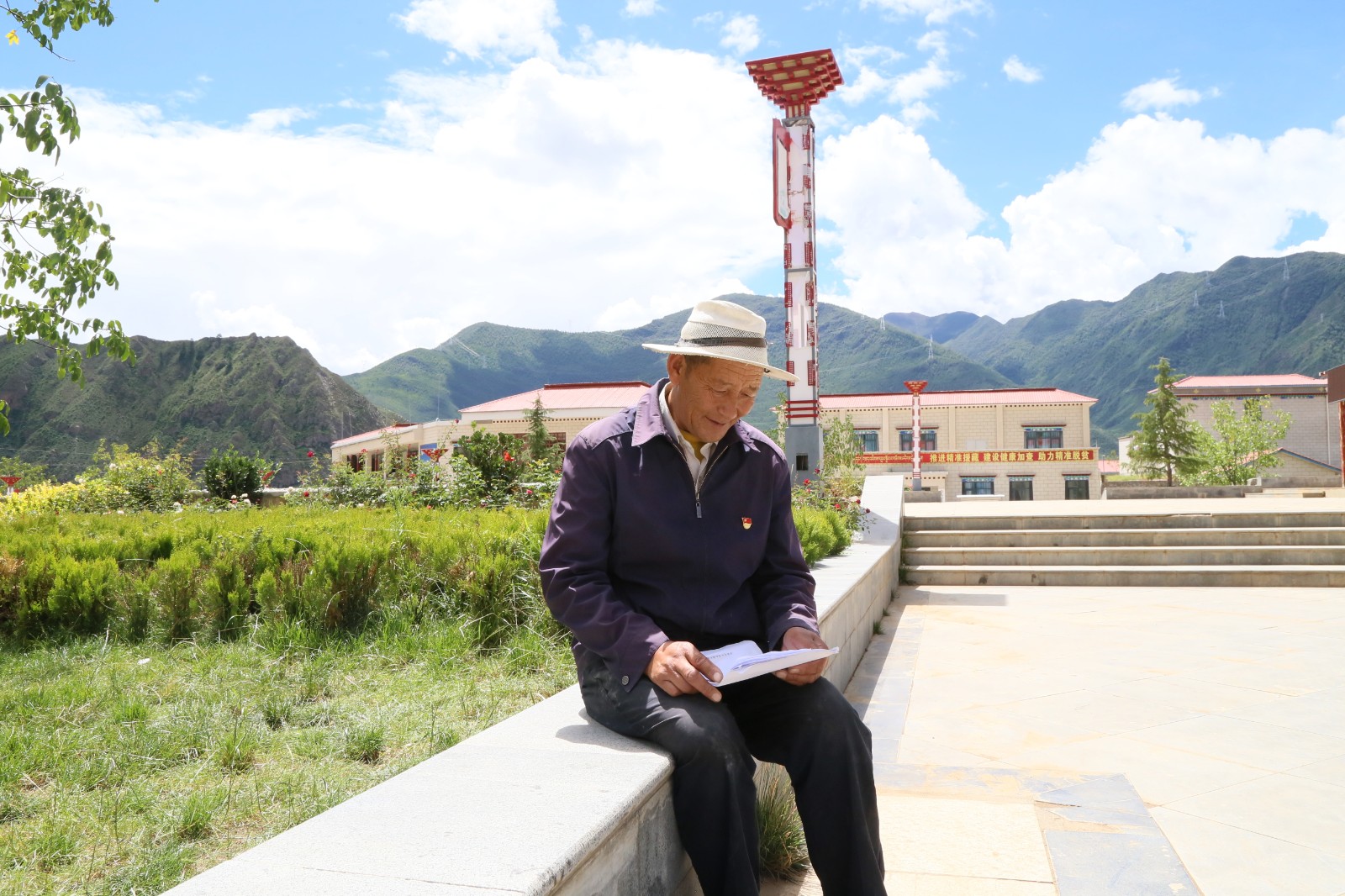 图为索朗次仁老人在共康村广场。.JPG 图为索朗次仁老人在共康村广场。.JPG