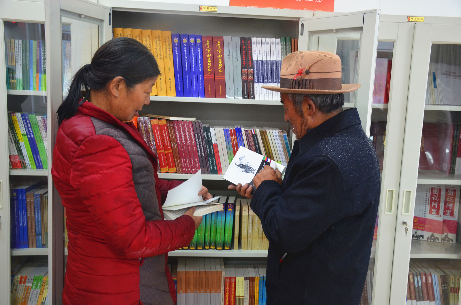 群众在浏览新书.JPG 群众在浏览新书.JPG