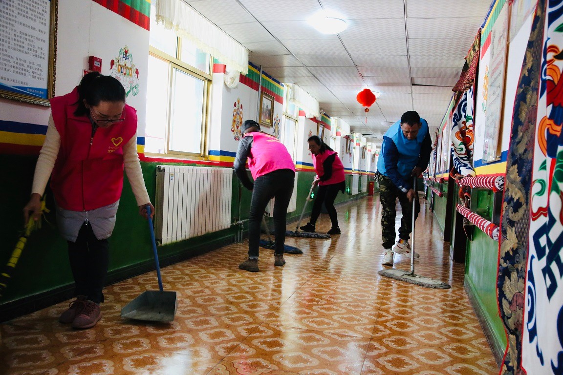 图为琼结县宣传党支部全体党员在特困人员集中供养服务中心开展志愿服务活动 (3).jpg 图为琼结县宣传党支部全体党员在特困人员集中供养服务中心开展志愿服务活动 (3).jpg