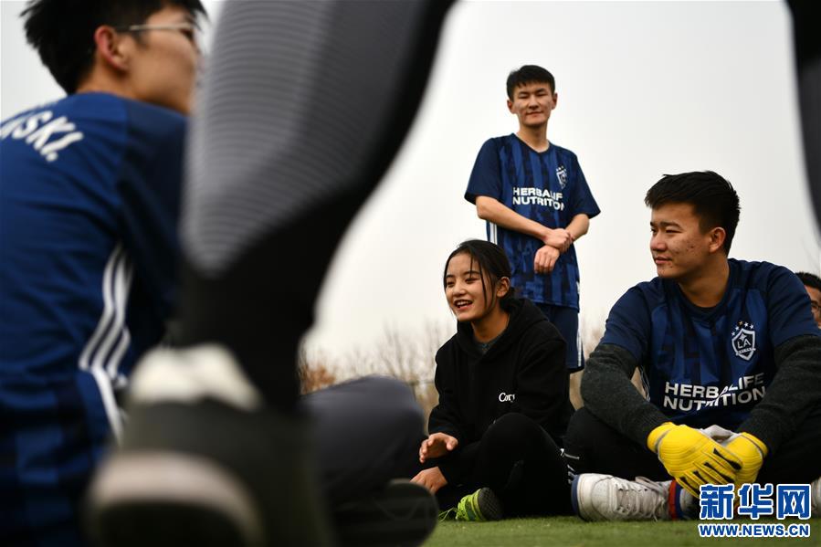 (体育·图片故事)(4)女孩踢男足!藏族姑娘在天津接续足球情