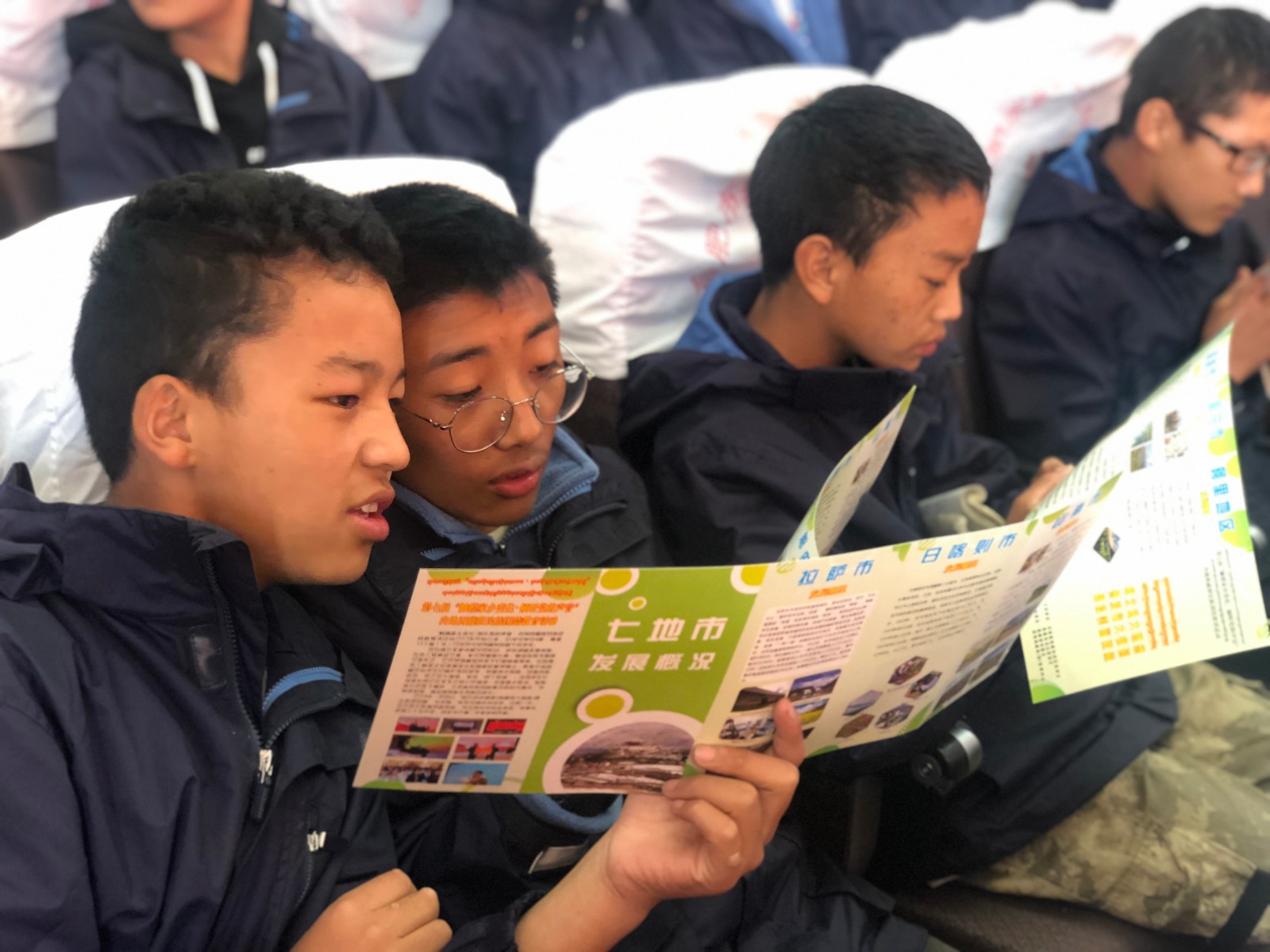 yj1121p05合肥市第三十五中学学观看西藏七地市发展概况宣传册。 (1).jpg yj1121p05合肥市第三十五中学学观看西藏七地市发展概况宣传册。 (1).jpg