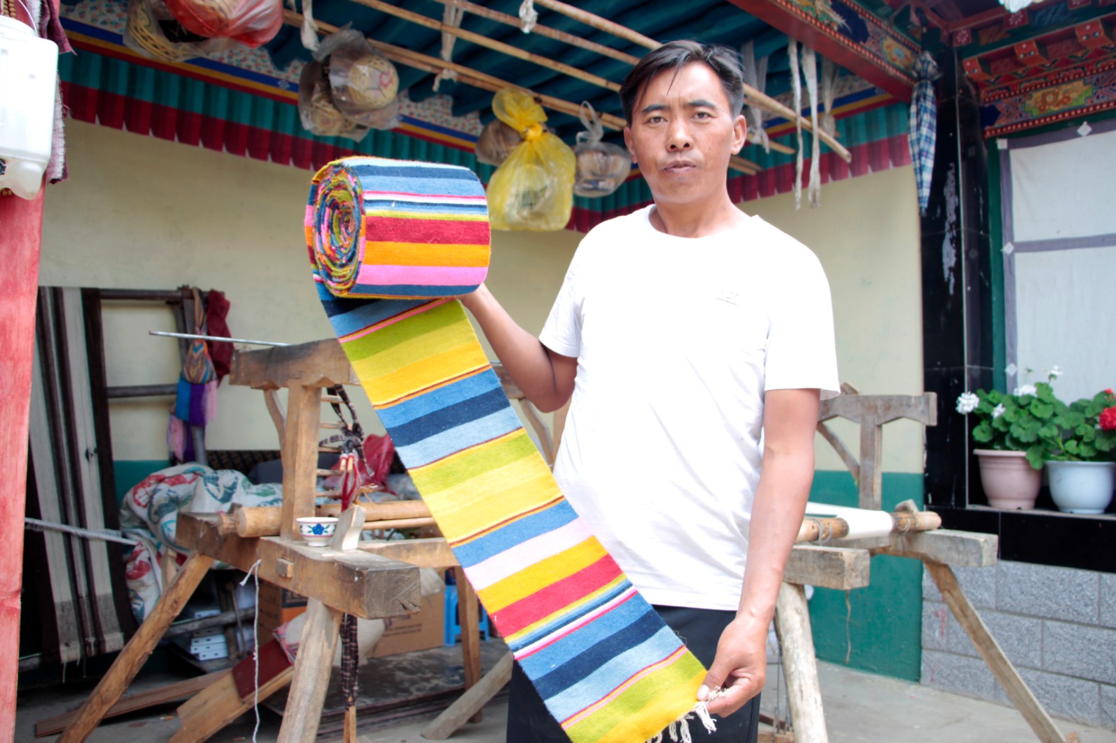 达瓦次仁向记者展示产品.JPG 达瓦次仁向记者展示产品.JPG