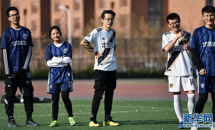 (体育·图片故事)(15)女孩踢男足!藏族姑娘在天津接续足球情