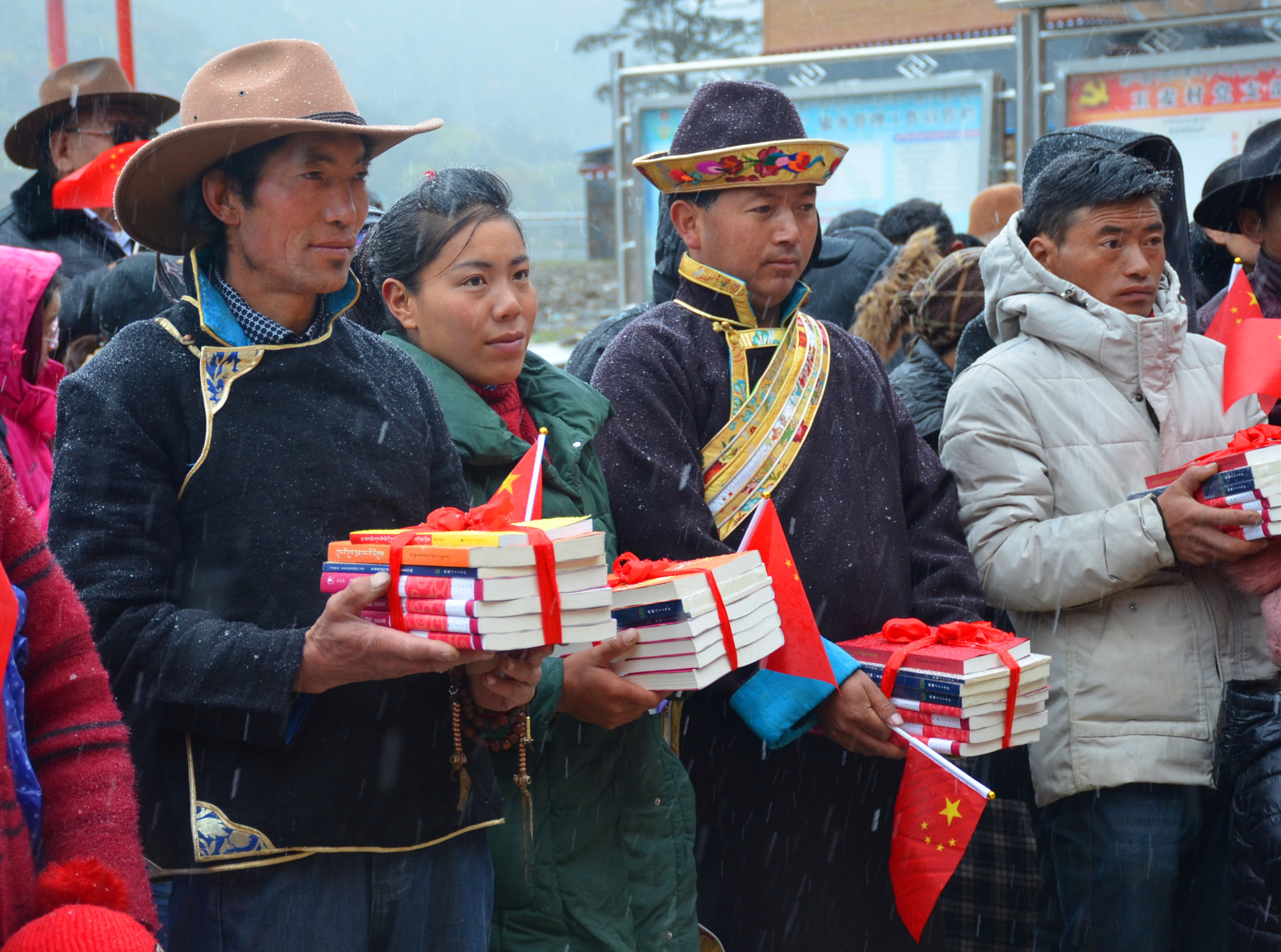 手捧新书的玉麦群众.JPG 手捧新书的玉麦群众.JPG