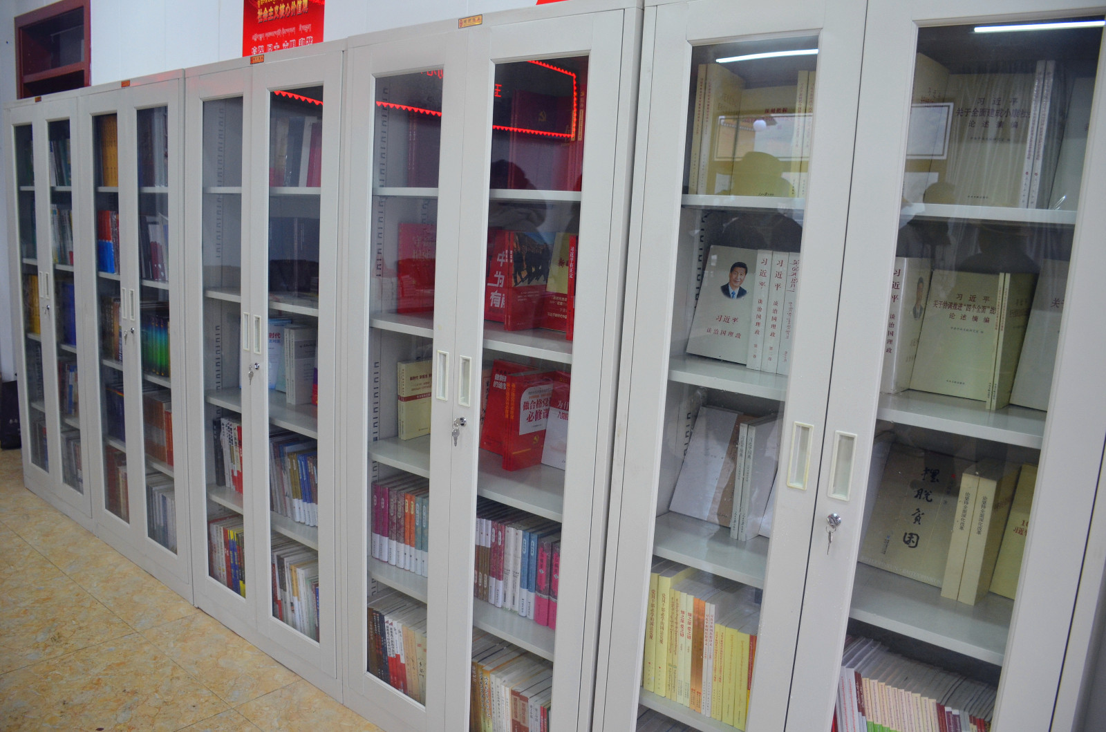 “国门书屋”内上架的新书.JPG “国门书屋”内上架的新书.JPG